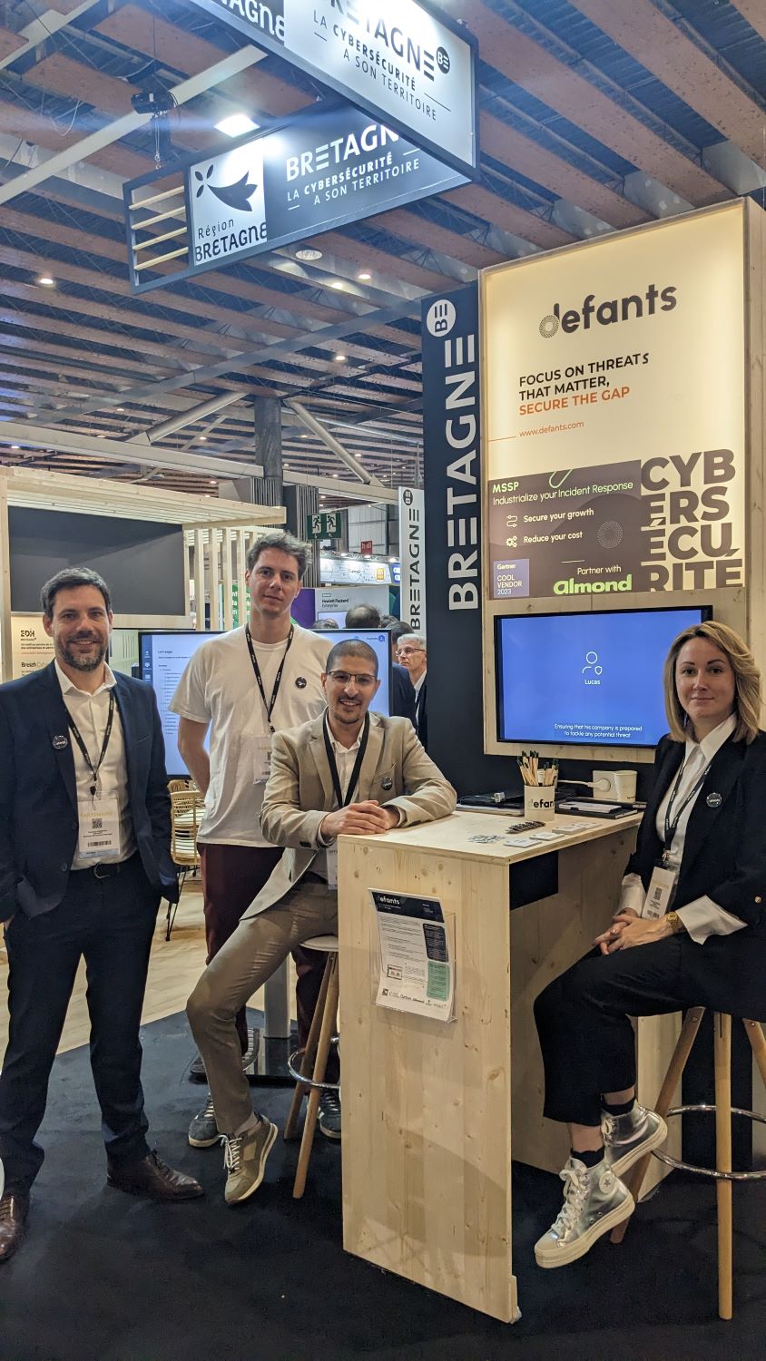 L'équipe de l'entreprise Defants au FIC 2024 sur le stand de la cyber bretonne