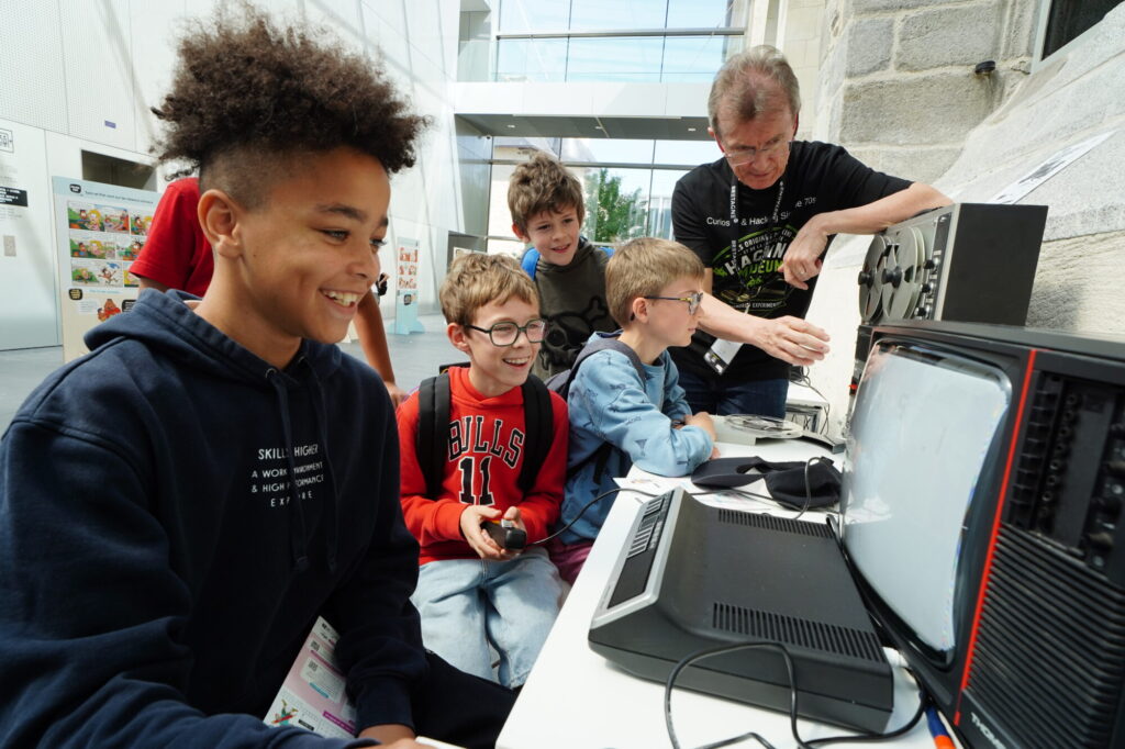 Visite et manipulation d'anciens objets informatiques au BreizhCTF 2026