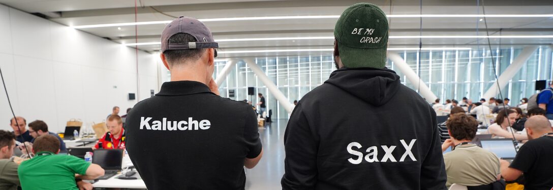 Lucas Laise et Clément Domingo, fondateurs du BreizhCTF, observent la compétition de dos lors de la 10e édition de l'événement à Rennes, en mai 2026.