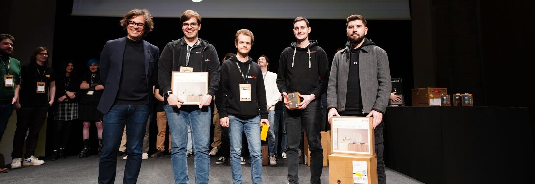 Mathéo Vergnolle, au centre, avec son équipe Synacktiv et de Jérome Tre-Hardy (à gauche), sur le podium du BreizhCTF 2025.
